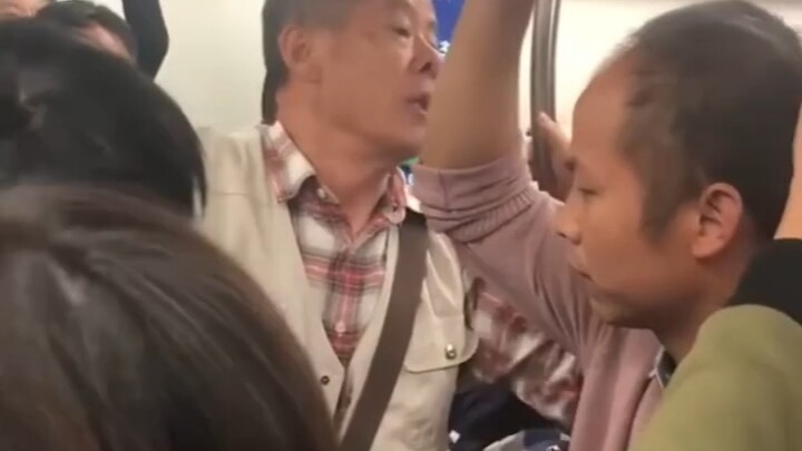 Holy crap, an old man bullied a girl on the subway and got beaten up by a crowd!