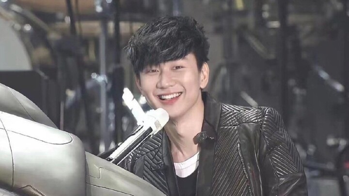 Lin Junjie at his peak looks — performing an acoustic rendition of “Jasmine Rain” (with slightly sha