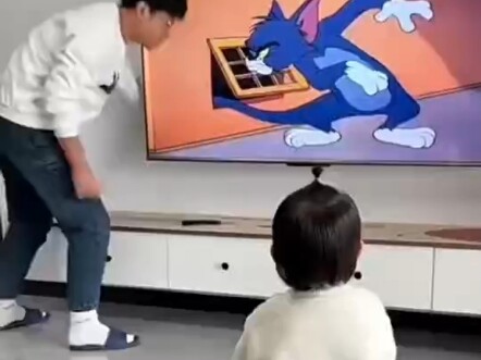 为了博公主一笑，爸爸做足了功课。 孩子以为爸爸会魔法