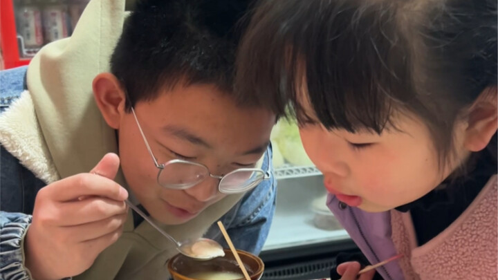 Cuaca yang dingin ini, minum semangkuk sup hangat dan ditambah dengan layanan yang menyentuh hati, s