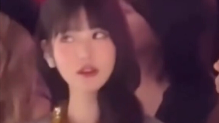 Yuanying sees Xiukuan’s reaction and how she looks when she tries it on herself 👀