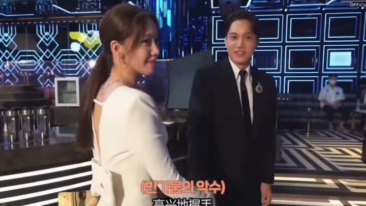 Jongin yang cemas secara sosial bertemu dengan satu-satunya saudara perempuan Yoona yang dia kenal