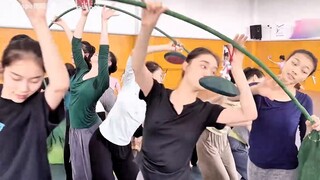 نسخة تدريبية من "الرقص والغناء ليوه" (Lian Gu Yue Ge Xing)، من إخراج باو تشينغ يان، تشو تينغ، يانغ ي