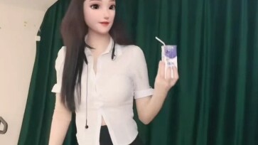 Sister Ding's runway show at dawn on February 27, 2023