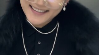 老太太：有我这样的老板你几点来上班？