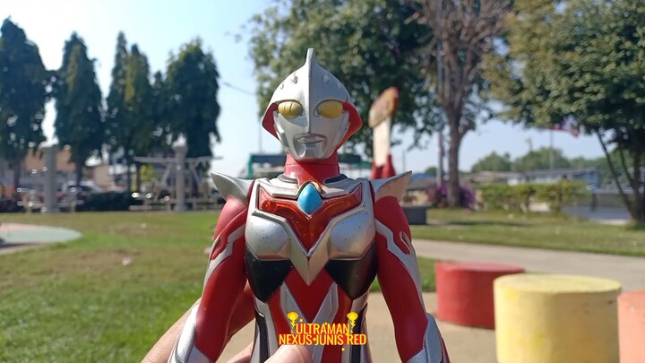 Mô hình Ultraman Nexus Junis Red cỡ lớn, sản xuất tại Trung Quốc.