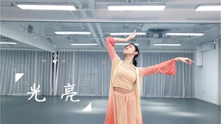 The opera classical dance "Light" is a song that Zhou Shen uses to live his life in the mist and rai