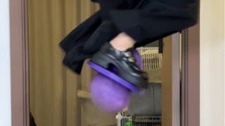 好像从门上掉下来了什么东西