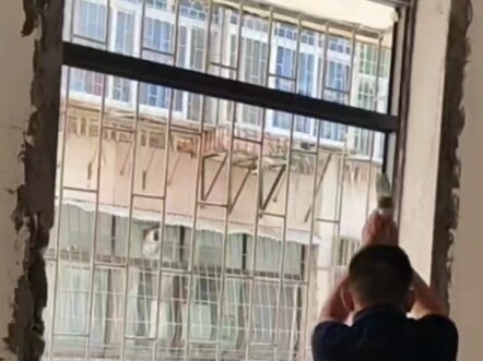 Zhuo Pai Full-Service Renovation: Workers Smash Walls and Tiles Inside the House—Where Did the Owner