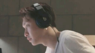 Satu jam setelah streaming langsung, Zhang Yixing berkata: "Kamu lagi live ya?!"