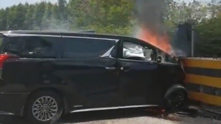 Lexus LM involved in a car crash and catches fire; doors won’t open, trapping the occupants inside.