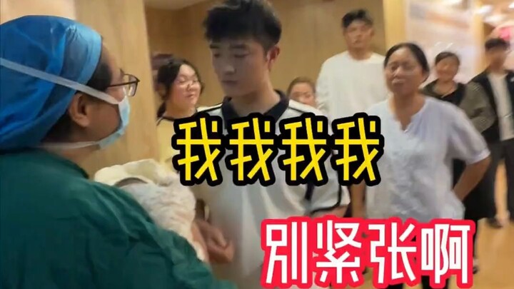 “ครั้งแรก” ในการทำหน้าที่ทูตของคุณพ่อ – บันทึกโมเมนต์น่ารักเมื่อเขาอุ้มลูกน้อยเพิ่งคลอดแล้วพูดจาติดๆ