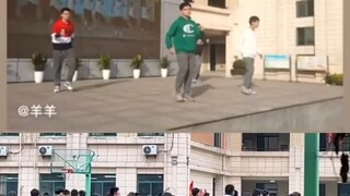 Anak laki-laki dengan hoodie tiga warna dengan senang hati beribadah dan berolahraga dari depan! Ger