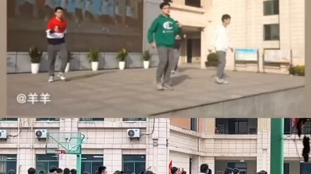 Anak laki-laki dengan hoodie tiga warna dengan senang hati beribadah dan berolahraga dari depan! Ger