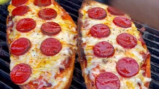 พิซซ่าขนมปังไส้กรอกอิตาลี ชีสสองชั้น ไส้กรอกสองชั้น ปริมาณเยอะ ส่วนผสมแน่น