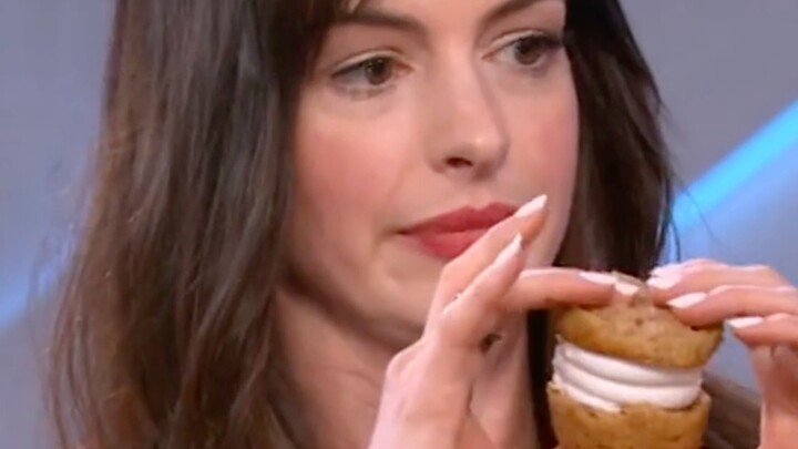 เมื่อแอนน์ แฮททาเวย์ไปออกรายการสัมภาษณ์ของเคลลี คลาร์กสัน เธอก็เปิดเผยวิธีกินคัพเค้กของตัวเองที่ทำให