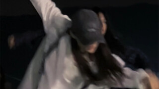 在学校操场上跳seventeen的孙悟空