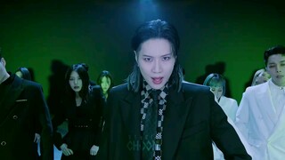 Anh Taemin, nhảy chậm thôi, trông anh như một vũ công không chuyên nghiệp.