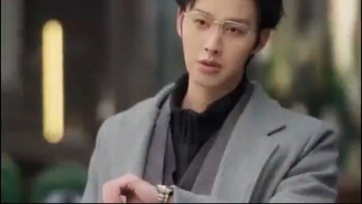 {Min Jie, Liu Manli}Melanggar Batasan. Di siang hari, dia dengan hormat memang