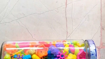 Khoảnh khắc giải áp khi lăn chai xuống cầu thang