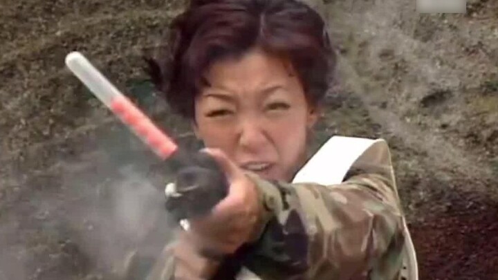 Trong quá trình đào tạo của công ty, vị sếp nữ thường ngày khó bảo đã vô tình bị bắn, và những sự ki