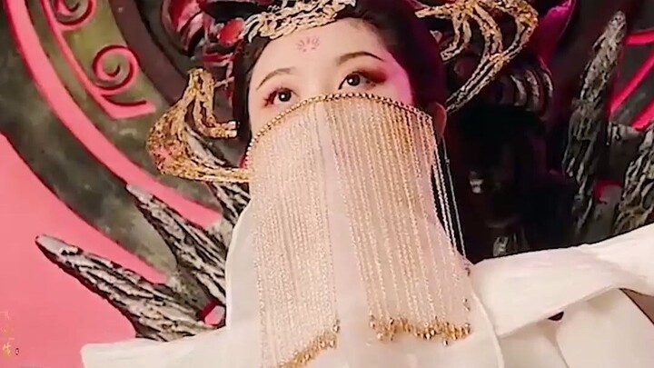 “Umur sesungguhnya saya 23, umur adat 24, kalau ngaco jadi 25, kalau ngomong asal jadi 26. Kalian gi