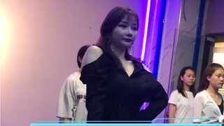 Do you want to ride a motorcycle with me? Haha, how many points will you get for this internet celeb