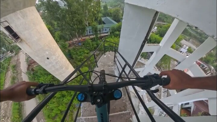 Omas: Nak, pelan-pelan aja naik sepedanya!