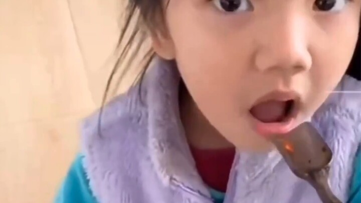 Paman memberi makan keponakannya "meletuskan permen", itu terlalu merusak