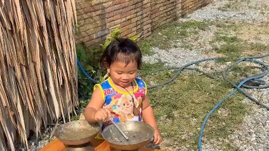 เด็กน้อยเล่นซน