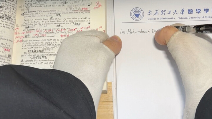 พาทุกคนสัมผัสชีวิตประจำวันของนักศึกษาระดับปริญญาเอกที่สูญเสียแขนทั้งสองข้าง