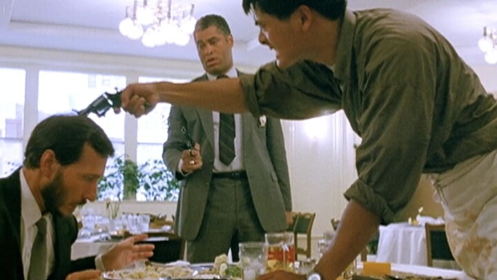 "Buka mulut anjing dan makanlah makanannya"