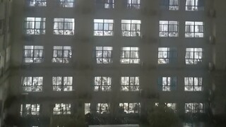 Badai petir melanda sekolah menyebabkan listrik padam, sekolah bersorak...