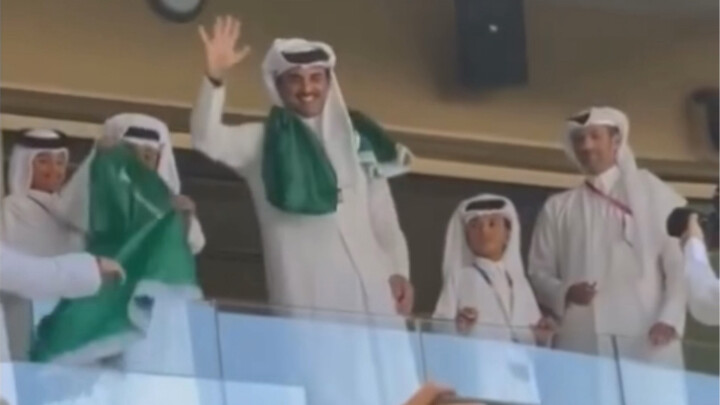 Para tokoh kelas kakap sangat menikmati pertunjukan kali ini, bahkan Amir Qatar pun mengenakan bende