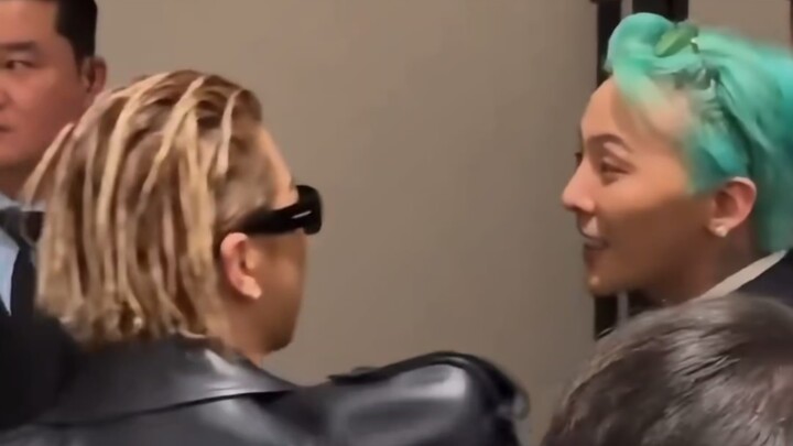 GD dan Taeyang, kalian berdua bergandengan tangan dengan sangat natural