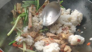 سيدة ثرية عصبية تكسر القدور مباشرةً على الإنترنت