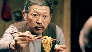 爷爷演示油泼面经典吃法：一口大蒜一口面，洋孙子看的目不转睛！