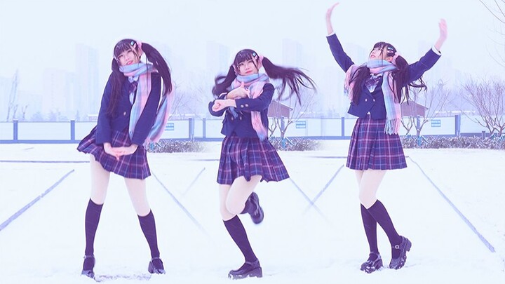 Super real snowy day | Japanese girl dance cover super sensitive | Is it okay without leg stretching
