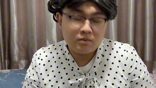 Dia sangat serius membaca buku, lho