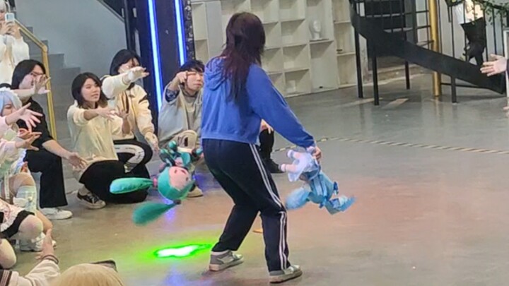 Saat menari lagu lelucon bawang, seseorang memberiku dua fufu