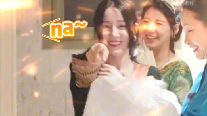 Ngẫu nhiên làm ngất một nhân viên đoàn làm phim