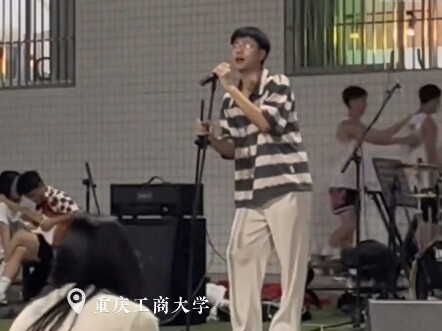 فتى يغني أغنية "تيانشيا" لـ"تشانغ جيه" في الملعب، ويُشكّك في أنه غنّا بصوت المغني الأصلي!