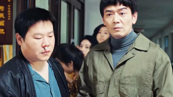 Phóng viên đến nhà điều tra, nhưng lại bị cảnh sát hiểu nhầm là khách mua dâm