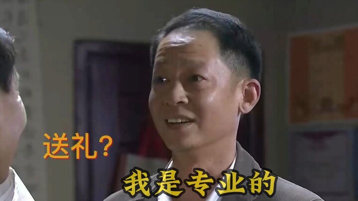 When it comes to delivering gifts in person, the real pros always find a way to turn the situation t