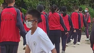 Kembalilah ke almamater SMP anda dan goyangkan satu untuk siswa SMP anda.