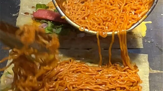 Dua orang asing yang tidak suka pedas memesan mi ayam pedas paling pedas. Saat makanan hampir siap, 