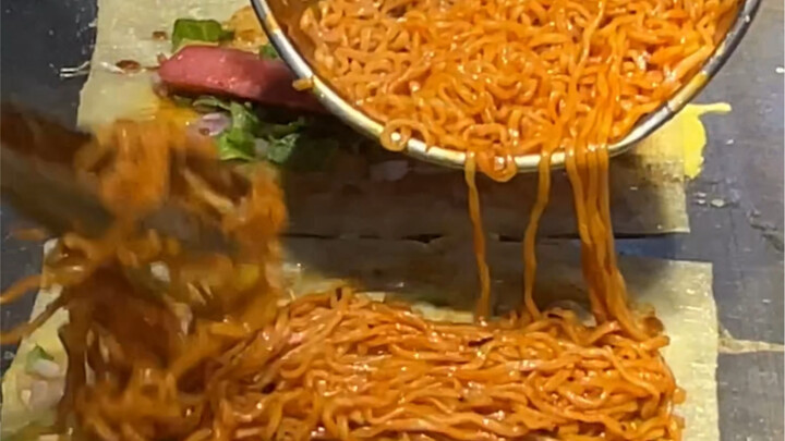 Two foreigners who can't handle spicy food ordered the spiciest turkey noodles. As soon as it was re