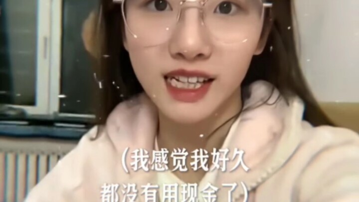 Đến xem giới trẻ ngày nay tích cóp tiền bạc đến mức nào, đến nỗi trải kín cả giường luôn, tôi nhìn m