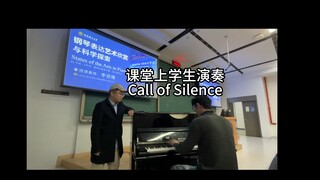 当学生在我的课堂上演奏Call of Silence 全班都燃起来了！这大概就是青春吧！大学课堂惊现《进击的巨人》钢琴神曲！