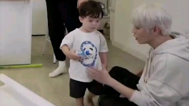 【NCT Lee Tae-yong】Khi thấy Rung-rung dỗ trẻ con, tôi đã nghĩ ra luôn cả tên cho con chúng ta rồi